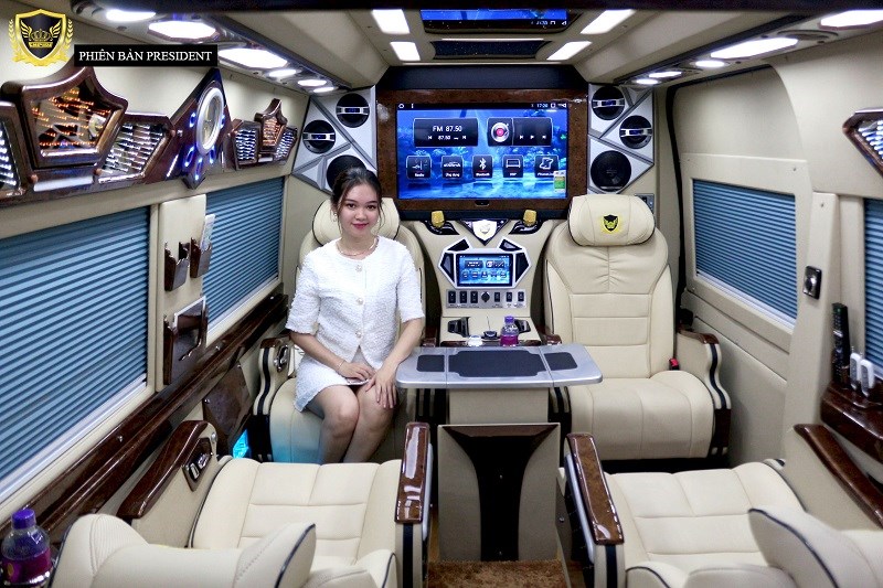 khách thảo mái khi nâng cấp xe limousine