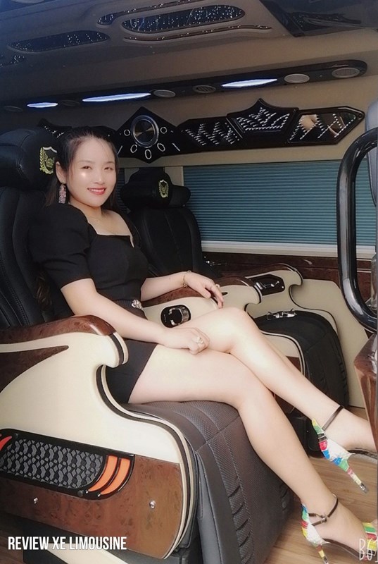 bạn tôi trải nghiệm xe limousine
